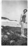 Grande Photo D'une Jeune Fille  élégante En Maillot De Bain A La Plage En Bretagne En 1938 - Anonyme Personen