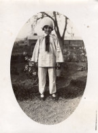 Grande Photo D'une Jeune Fille élégante Déguisé Posant Dans Sont Jardin En 1929 - Anonyme Personen