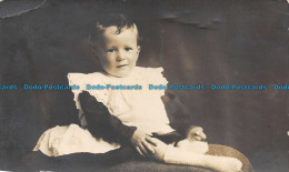 R145409 Old Postcard. Baby - Monde