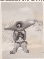 Old Real Original Photo - Woman In Bikini With Inflatable Pillow On Her Head Posing On The Beach - Ca. 8.5x6 Cm - Anonyme Personen