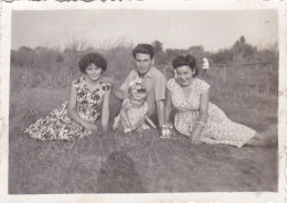 Old Real Original Photo - 2 Women Man Little Girl Sitting On Meadow - Ca. 8.5x6 Cm - Personnes Anonymes