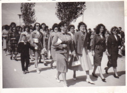 Old Real Original Photo - Women Walking On The Street - Ca. 8.5x6 Cm - Anonyme Personen