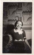 Grande Photo D'une Jeune Fille élégante Posant Dans Sa Maison En 1935 - Anonyme Personen