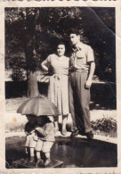 Old Real Original Photo - Man Woman 2 Kids In The Park - Ca. 8.5x6 Cm - Anonyme Personen