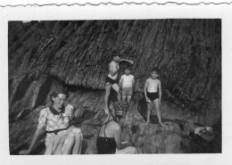 Photo De Deux Femmes Avec Trois Enfant A La Plage En 1938 - Personnes Anonymes