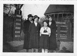 Photo De Deux Femmes élégante Avec Deux Jeune Fille élégante Au Bois De Vincennes En 1932 - Anonyme Personen