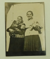 Girl With Flowers And Woman With A Cat - Old Photo - Anonyme Personen