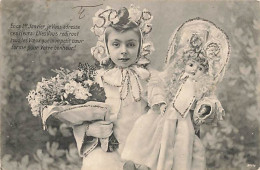 N°25193 - Jouet - Fillette Tenant Une Poupée Et Un Bouquet De Fleurs - Paillettes - Games & Toys