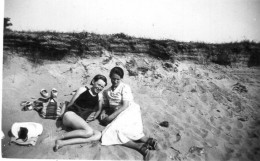 Photo De Deux Jeune Femmes Dont Une En Maillot De Bain A La Plage En 1936 - Personnes Anonymes