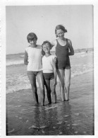 Photo De Deux Jeune Fille Avec Un Jeune Garcon A La Plage En 1935 - Anonyme Personen