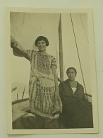 A Girl And A Woman In A Sailboat - Personnes Anonymes