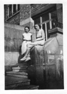 Photo De Deux Jeune Fille élégante Posant Sur Les Marche De Leurs Lycée En 1936 - Personnes Anonymes