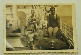 Traveling By Boat In The Swimming Costumes Of That Old Time - Personnes Anonymes