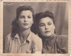 Old Real Original Photo - 2 Young Girls Posing - 1952 - Ca. 8.5x6 Cm - Personnes Anonymes