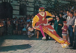 Siena Il Palio Salto Del Fiocco Di Un Alfiere Della Contrada Del Montone - Siena