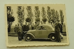People Gathered Around The Car Fiat 500 Topolino - Old Photo - Auto's