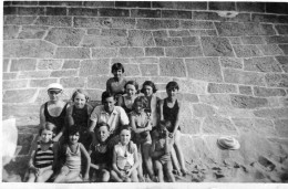 Photo De Jeune Fille Et Jeune Garcon Sur La Plage De Saint-Malo En 1935 - Personnes Anonymes