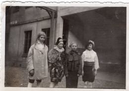 Photo De Quatre Jeune Fille élégante Déguisé Posant Dans La Cour De Leurs Immeuble En 1934 - Personnes Anonymes