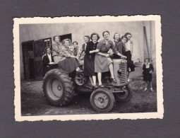 Photo Originale Vintage Snapshot Scoutisme Ames Vaillantes De Sarrebourg Conquerantes Et Dirigeantes Tracteur Agricole - Coches