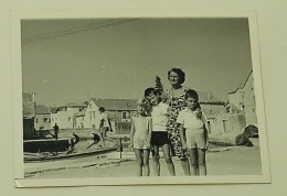 A Little Girl, Two Boys And A Woman On The Promenade - Personnes Anonymes