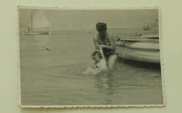 A Little Girl's First Contact With The Sea - Personnes Anonymes