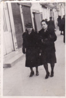 Old Real Original Photo - Women Walking On The Sidewalk - Ca. 8.5x6 Cm - Personnes Anonymes