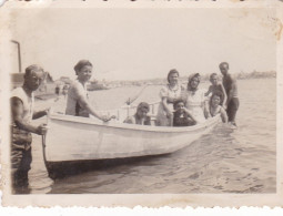 Old Real Original Photo - Naked Man Boy Women In A Boat - Ca. 8.5x6 Cm - Personnes Anonymes