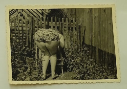 Crouching Woman In The Garden - Personnes Anonymes