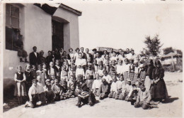 Old Real Original Photo - Group Of Children Posing Next To A Building - Photo Studio Shishnov Burgas - Ca. 8.5x6 Cm - Personnes Anonymes