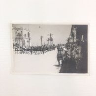 Cartolina B/n Giovani Balilla Sfilano Durante Una Manifestazione Davanti Al Ministro Dell'aereonautica Italo Balbo - Oorlog 1914-18