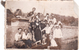 Old Real Original Photo - Men Women Posing On Next To A Wall - Photo Studio Shishnov Burgas - Ca. 8.5x6 Cm - Personnes Anonymes