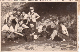 Old Real Original Photo - Men Women In A Stream Man Drinking Water - Photo Studio Shishnov Burgas - Ca. 8.5x6 Cm - Personnes Anonymes