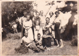 Old Real Original Photo - Men Women In The Nature Man Playing Guitar - Photo Studio Shishnov Burgas - Ca. 8.5x6 Cm - Personnes Anonymes