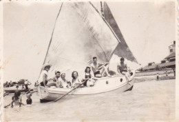 Old Real Original Photo - Naked Men Women On A Boat - Photo Studio Hacho Burgas - Ca. 8.5x6 Cm - Personnes Anonymes