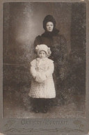 Photo Cabinet Portrait. Woman With Child In Fur Coat - Personnes Anonymes