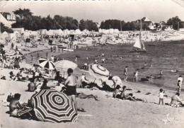 Beach Scene Benodet,  France - Used Postcard - E1 - Bénodet