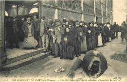 Reproduction CPA - 75 Paris - Les Marchés De Paris - Le Temple - Les Marchands De Friperie Attendent L'ouverture Du Marc - Otros & Sin Clasificación