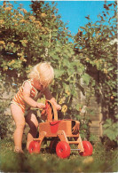 Enfants - Image - Scènes Et Paysages - Enfant Qui Joue Avec Un Ceval De Bois - CPM - Voir Scans Recto-Verso - Scènes & Paysages