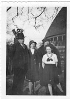 Photo D'une Famille élégante Posant A La Campagne En 1932 - Personnes Anonymes