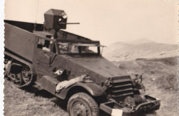 Photo Guerre D'Algerie  Les Aurès Le Half Track M3 Est équipé D'un Treuil Tulsa  Et Mitrailleuse   Réf 30899 - Guerra, Militari