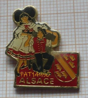 PAT14950 REGION  ALSACE    Blason + Costume Traditionnel En Version EPOXY - Steden