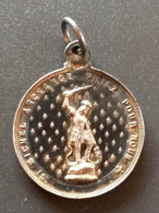 Pendentif Médaille Religieuse Argent 800 Fin XIXe "Saint Michel Terrassant Le Dragon / Le Mont Saint Michel" - Religion &  Esoterik