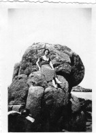 Photo D'une Femme élégante Posant Sur Les Rocher A La Plage En 1933 - Anonymous Persons