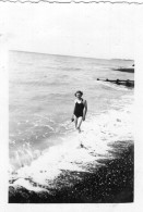 Photo D'une Femme En Maillot De Bain Sur La Plage De Saint-léonard En 1937 - Anonymous Persons