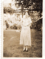 Photo D'une Jeune Femme élégante Posant Dans Sont Jardin A St-Léonard En 1937 - Anonymous Persons
