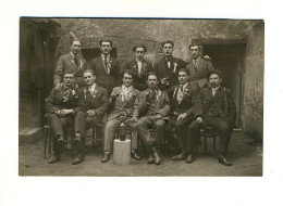 Carte Photo - Groupe De Jeunes Hommes Posant Avec Un Verre à La Main - Fotografía