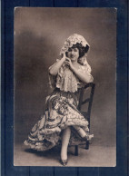 Femme Assise Sur Une Chaise - Frauen