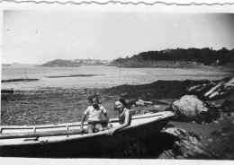 Photo D'une Jeune Fille Avec Un Jeune Garcon Dans Une Barque Sur La Plage De Cancale En 1935 - Anonymous Persons