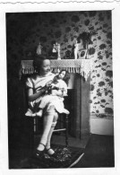 Photo D'une Jeune Fille élégante Avec Sa Poupée Posant Dans Sa Chambre En 1932 - Anonymous Persons