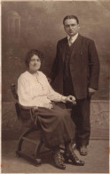 COUPLES - Couple Posant Pour Une Photo Noir Et Blanc - Carte Postale Ancienne - Couples